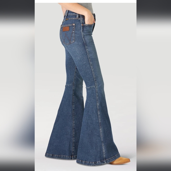 WOMEN'S WRANGLER RETRO® PREMIUM HIGH RISE TRUMPET FLARE JEAN IN JENNA - Picture 1 of 4